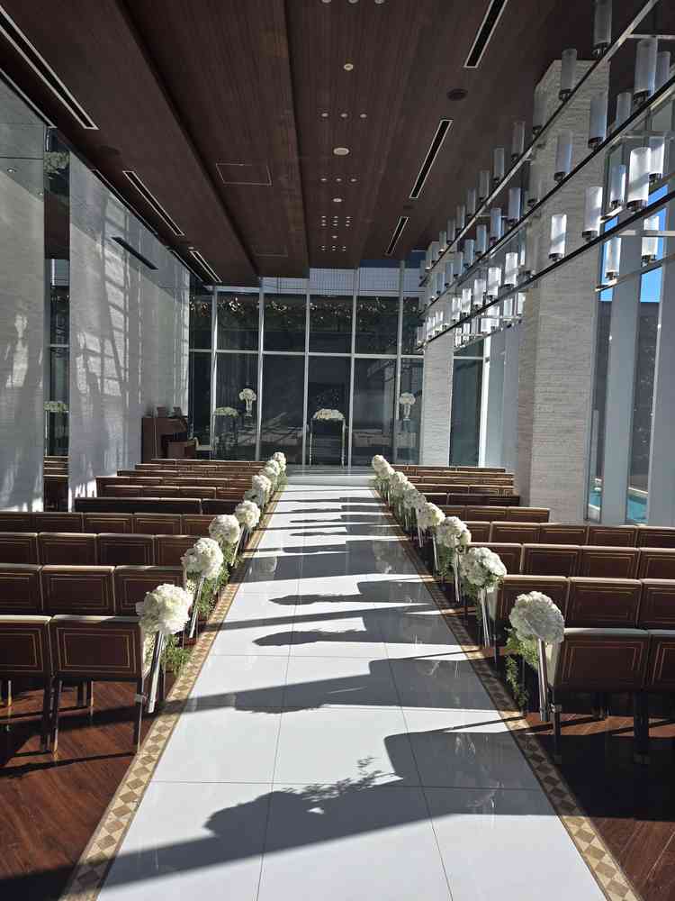 高い天井と大きな窓から差込む自然光が開放感たっぷりで、白を基調とした空間がより一層輝いて見えました。