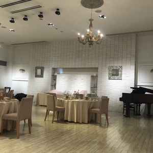 白を基調にしており、また、参列者との距離も近くとてもよい会場だと思いました。