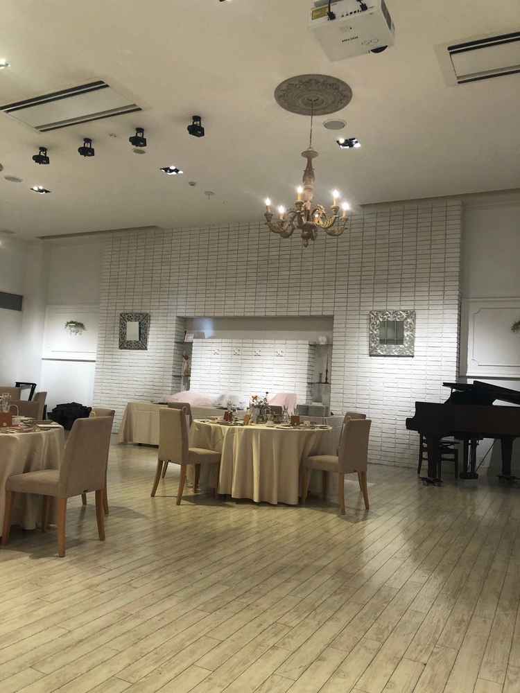 白を基調にしており、また、参列者との距離も近くとてもよい会場だと思いました。