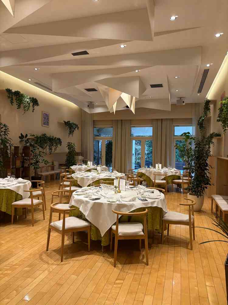 家族婚など、少人数の際に使用する披露宴会場。こちらも、白基調。