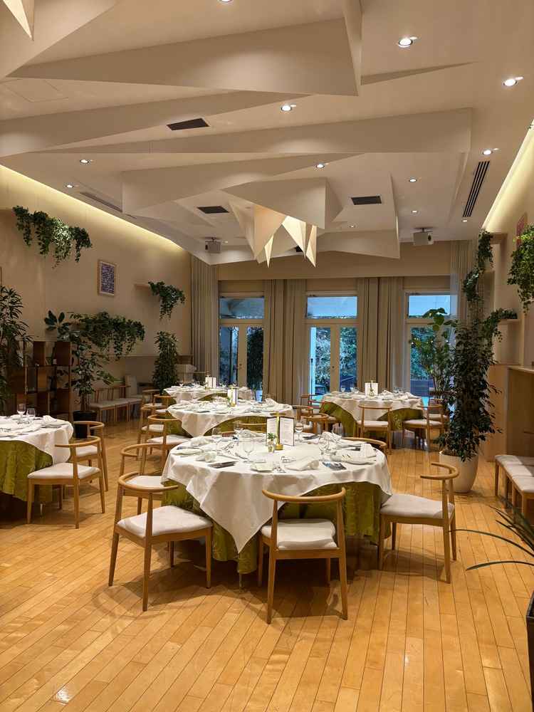 家族婚など、少人数の際に使用する披露宴会場。こちらも、白基調。