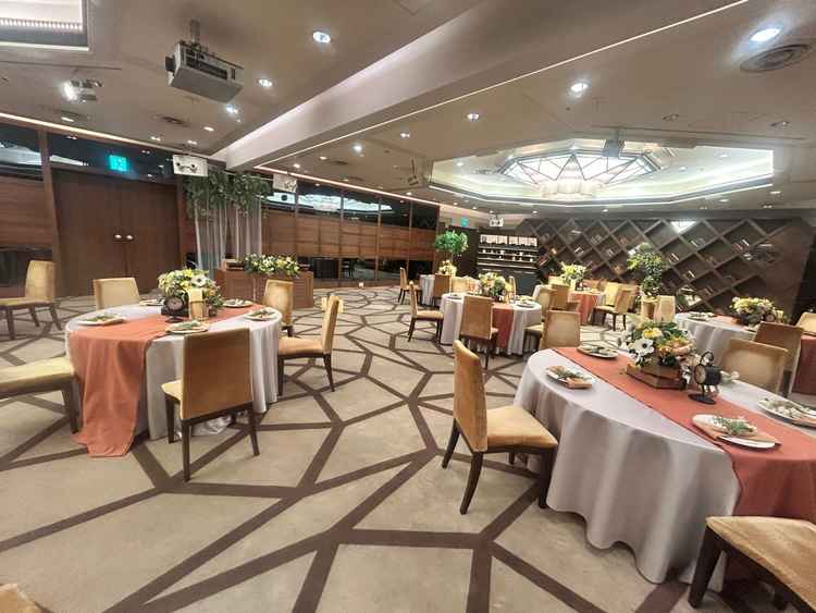 木を基調とした温かみのある披露宴会場でした。パンビュッフェがサービスで付いてくるようです。