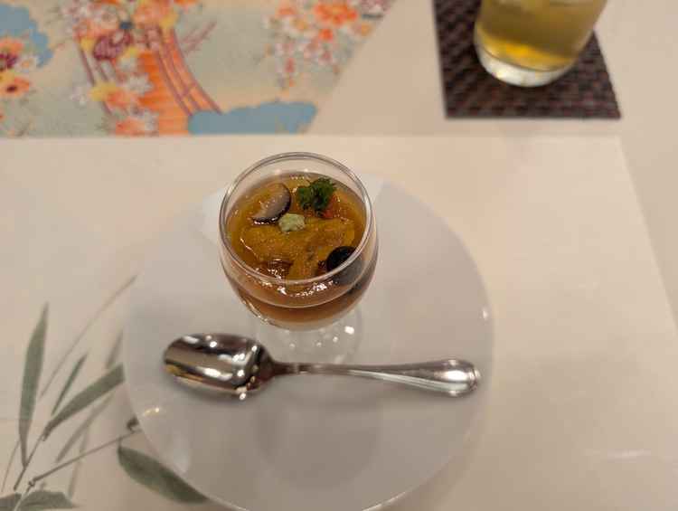 先付の嶺岡豆腐。優しい口当たりでとろとろのお豆腐がおいしかった。