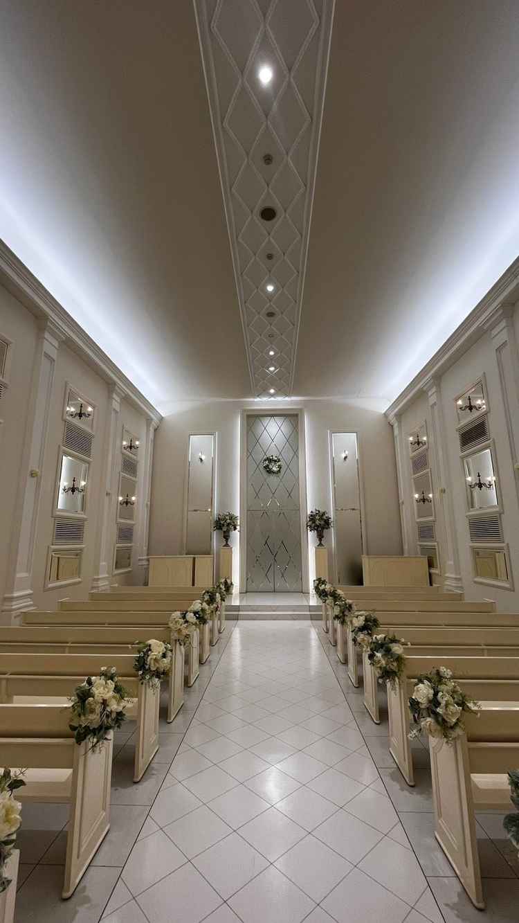 標準プランで造花つきでした。窓がないためライトでの暗転が可能。扉が開いた際プールが見えるのがよかった