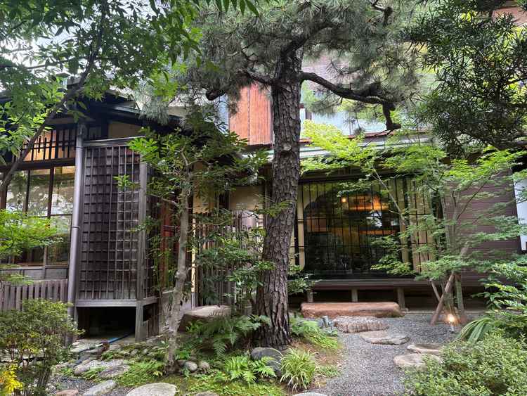 待合室から庭園が望めました。360度どこから見ても美しかったです。