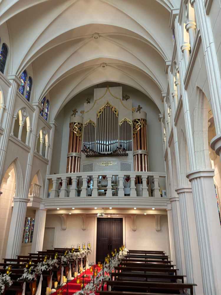 挙式会場にはパイプオルガンが置かれている。挙式時には生演奏もある