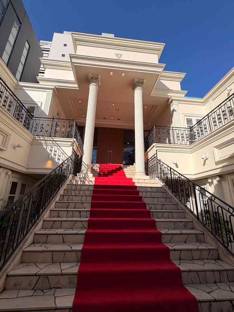 挙式会場へと続く階段です。天気が良ければここでフラワーシャワーができます。