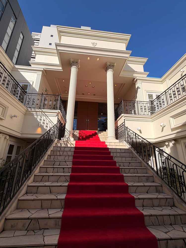 挙式会場へと続く階段です。天気が良ければここでフラワーシャワーができます。