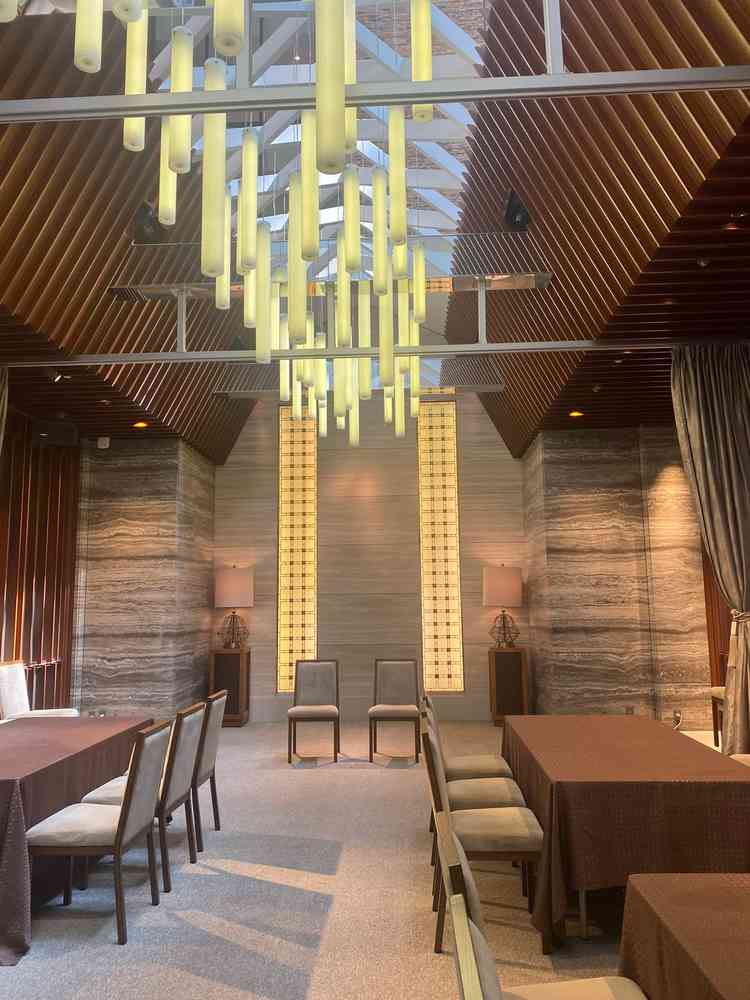 その中でも、親族はもう１つ別の部屋で待機できる