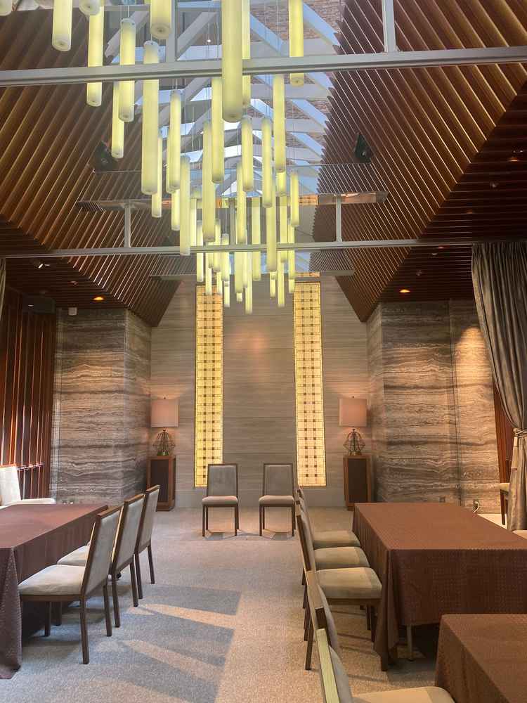 その中でも、親族はもう１つ別の部屋で待機できる