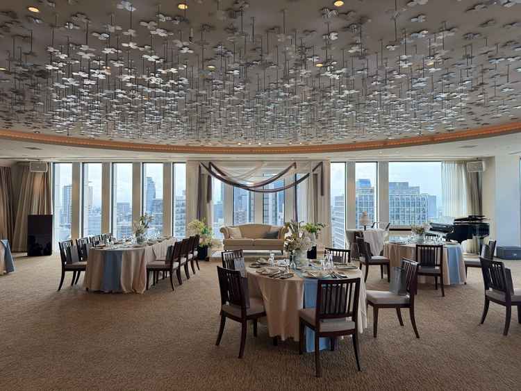 披露宴会場。白基調で、高層階の眺望があるので天井が高くなくても閉塞感がありません。