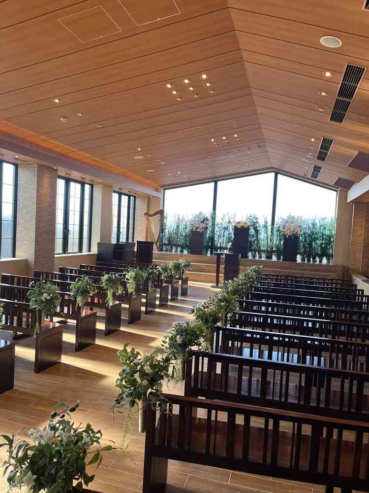 チャペルの写真。自然光が入って明るかった。