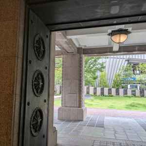 正面玄関から見える庭