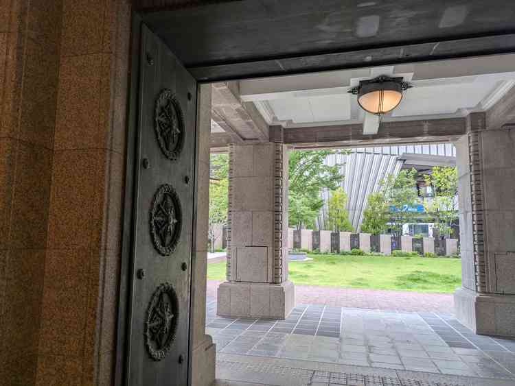 正面玄関から見える庭