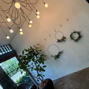 ここがウェルカムスペースになるそうです。アレンジのしがいがある感じでした。