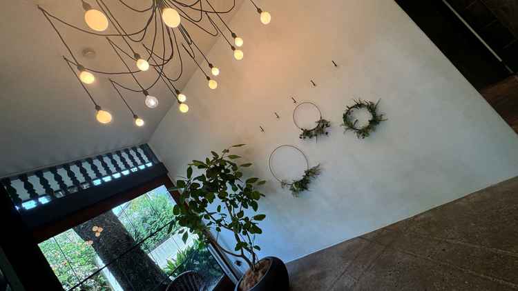 ここがウェルカムスペースになるそうです。アレンジのしがいがある感じでした。