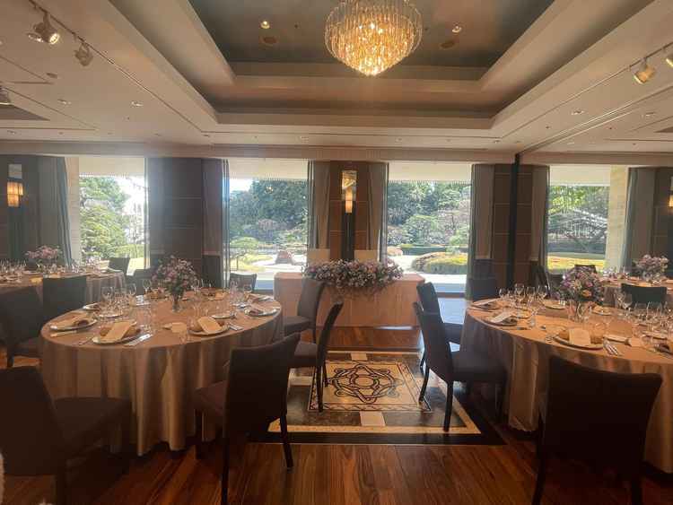 日本庭園の見える披露宴会場