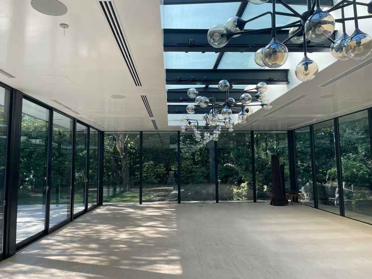 二つ目のチャペル。この日はイベントのため椅子を全て出していたとのこと。3面ガラス張り。