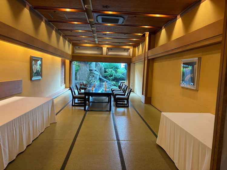 少人数用の会場。洋風の会場もあった