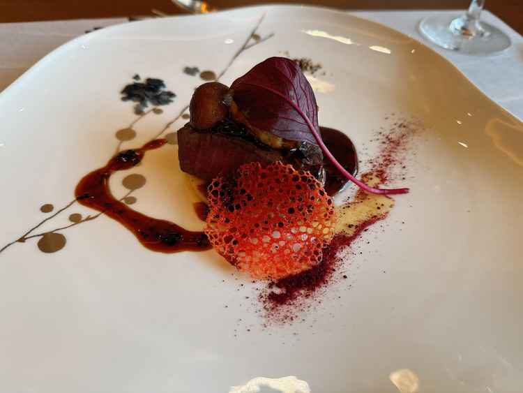 どこの式場で食べた肉料理よりも柔らかく、フォアグラ、トリュフを使った豪華なものでした。