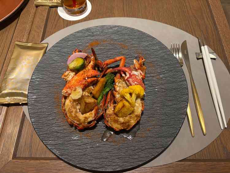 オマール海老は歯応えがあり、プリプリ。こだわりの無農薬野菜は味に深みがありました。