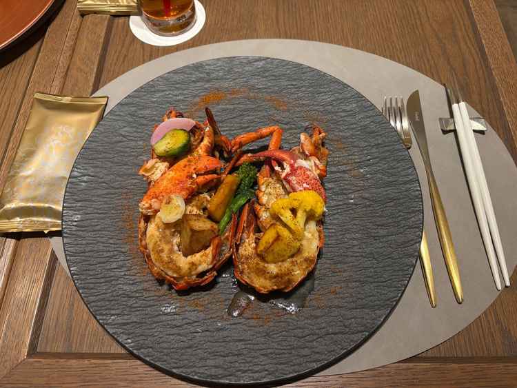 オマール海老は歯応えがあり、プリプリ。こだわりの無農薬野菜は味に深みがありました。