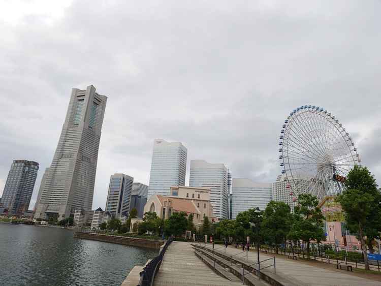昼間の建物外観