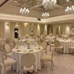 披露宴会場。ゲストとの距離が近い。好みのコーディネートが出来る