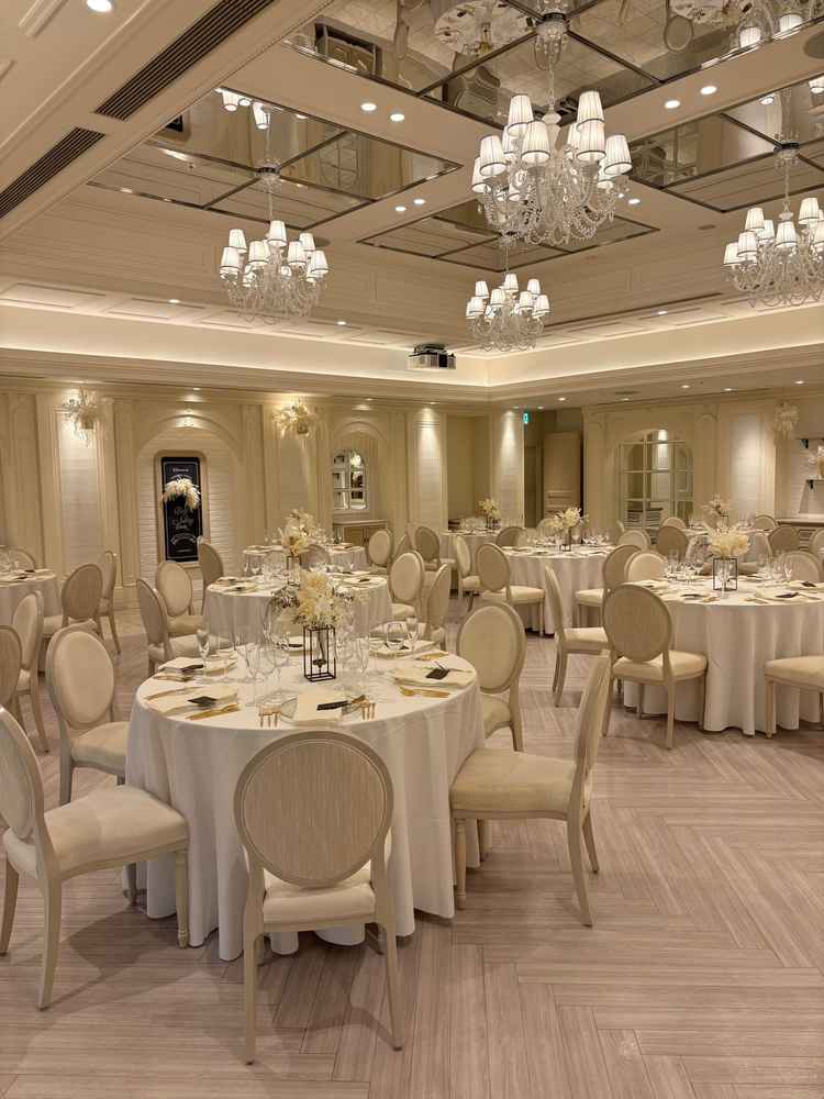 披露宴会場。ゲストとの距離が近い。好みのコーディネートが出来る