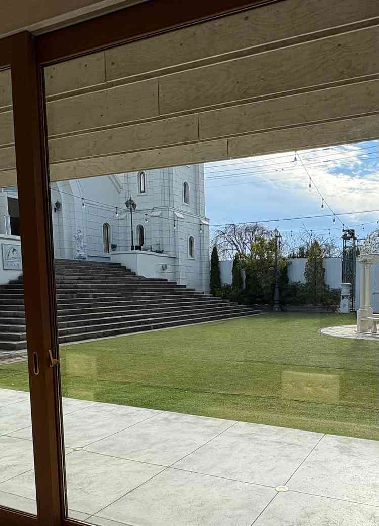 招待した人の控え室から見た中庭。