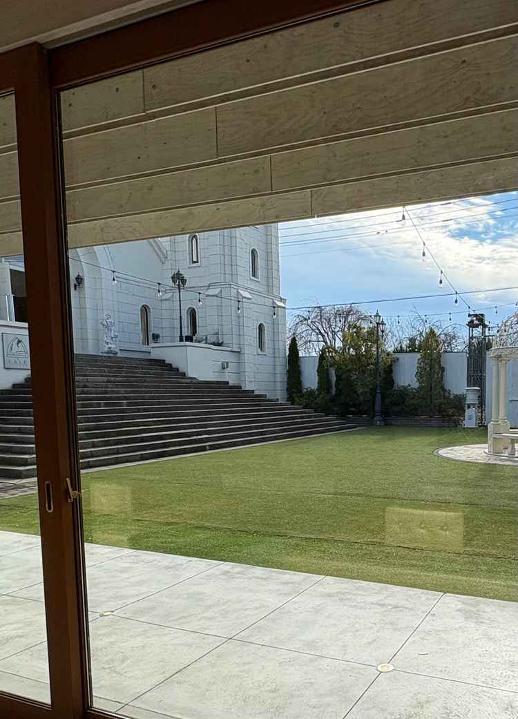 招待した人の控え室から見た中庭。