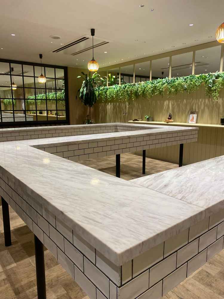 待合室。このテーブルで受付をしたり、生い立ちヒストリーとしてアルバムを飾ることができる。