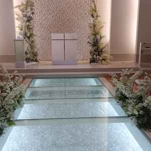 純白の森の中のチャペル。