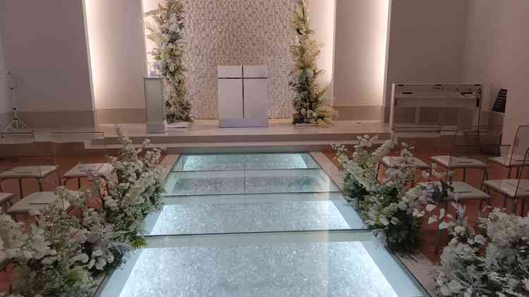 純白の森の中のチャペル。