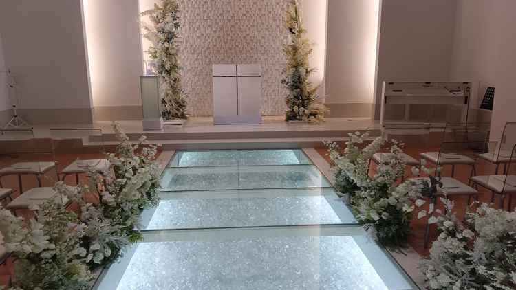 純白の森の中のチャペル。