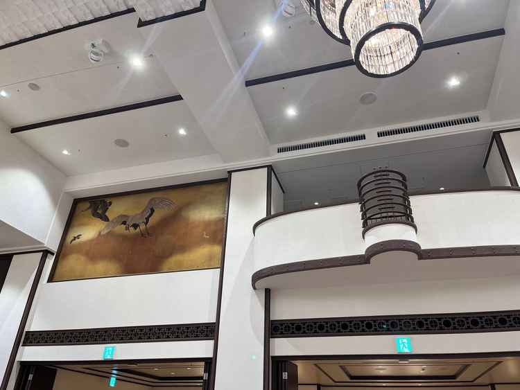 3階真珠　天井がすごく高い。白を基調として豪華な雰囲気ですが、日本画があることで格式の高さも感じる。