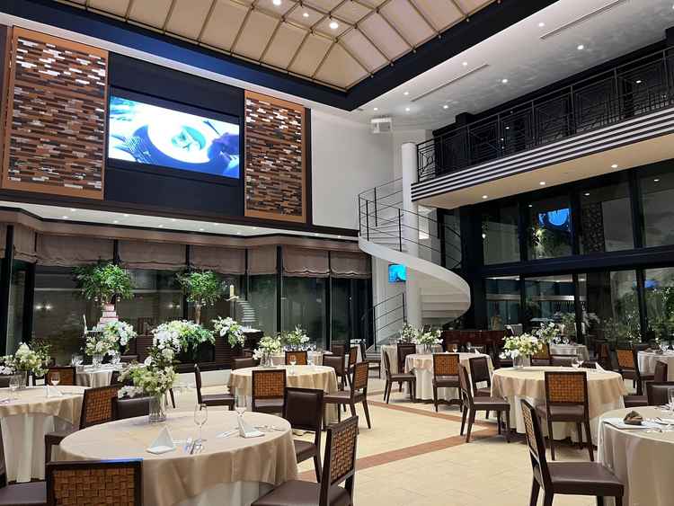 披露宴会場。螺旋階段が珍しく魅力的でした。