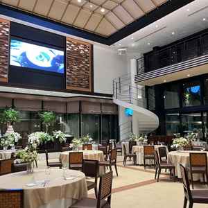 披露宴会場。螺旋階段が珍しく魅力的でした。