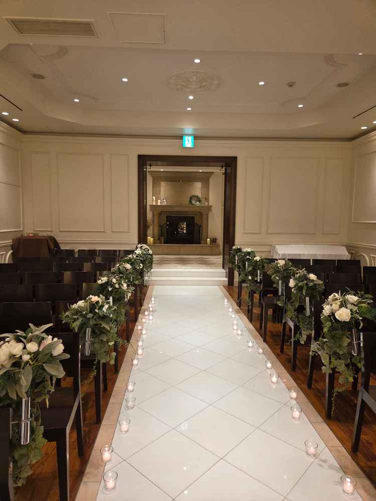 登場のドアがあくとバックに暖炉が見える演出です。