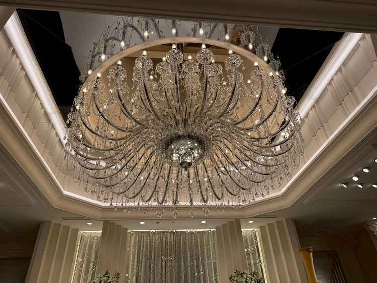 チャペルのシャンデリアがとても印象的で、上品な雰囲気を感じました。