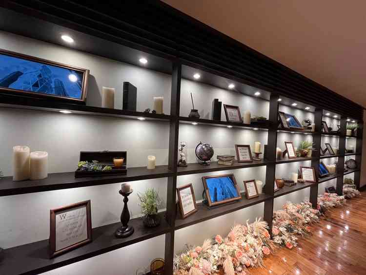 披露宴会場前の装飾。ここでは自作のムービーを流せるので、驚きました。