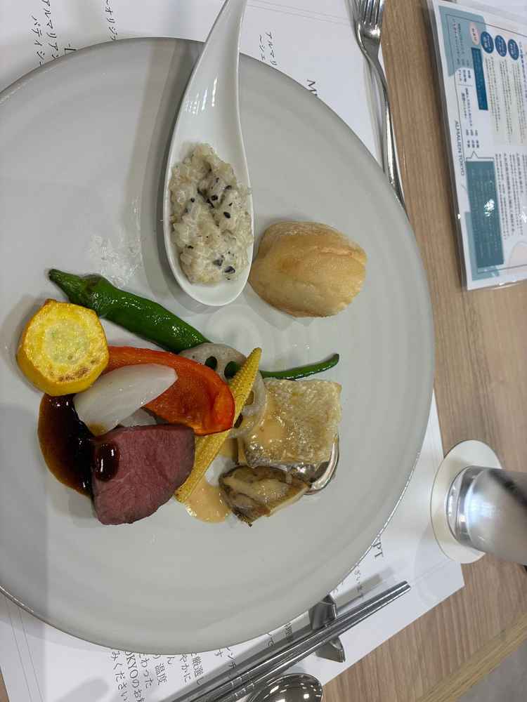 父が料理人であるたお料理にはこだわりがありますが和フレンチと言うことで食べやすくきれいでした。
