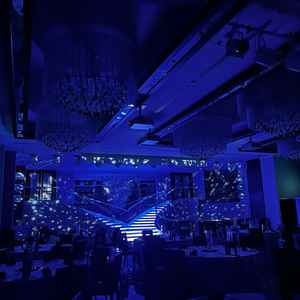 大きな階段を使った演出が印象的で、入場シーンがとても華やかになりそうだと感じました。