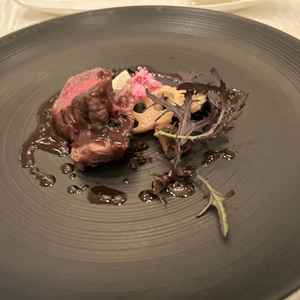 前菜、主食、デザートを試食しました。暖かいままで提供されたのに驚きました。