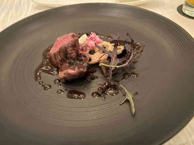 前菜、主食、デザートを試食しました。暖かいままで提供されたのに驚きました。