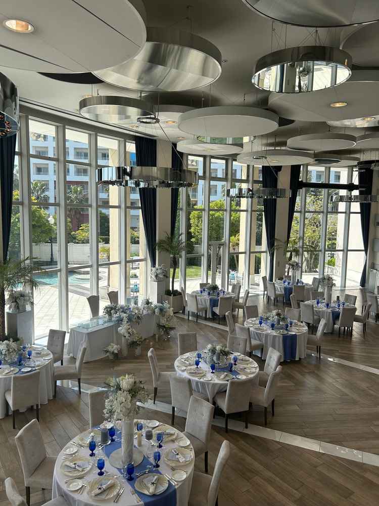 披露宴会場の風景です。天井も高く階段があり、テラスも使えるなどとても良かったです。