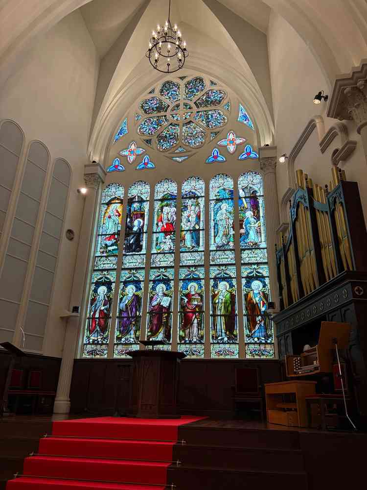 チャペルのステンドグラスです。実際に見ると写真より迫力がありました。