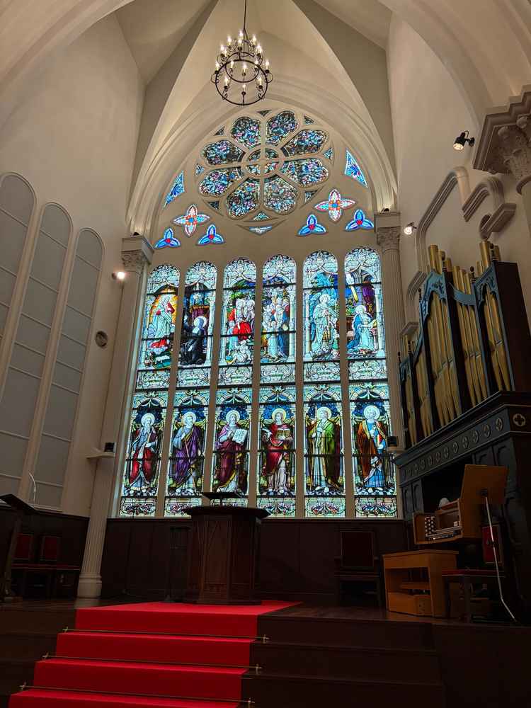 チャペルのステンドグラスです。実際に見ると写真より迫力がありました。