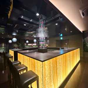 ゲストの待合スペース。シックな雰囲気で挙式会場の雰囲気とは異なる。