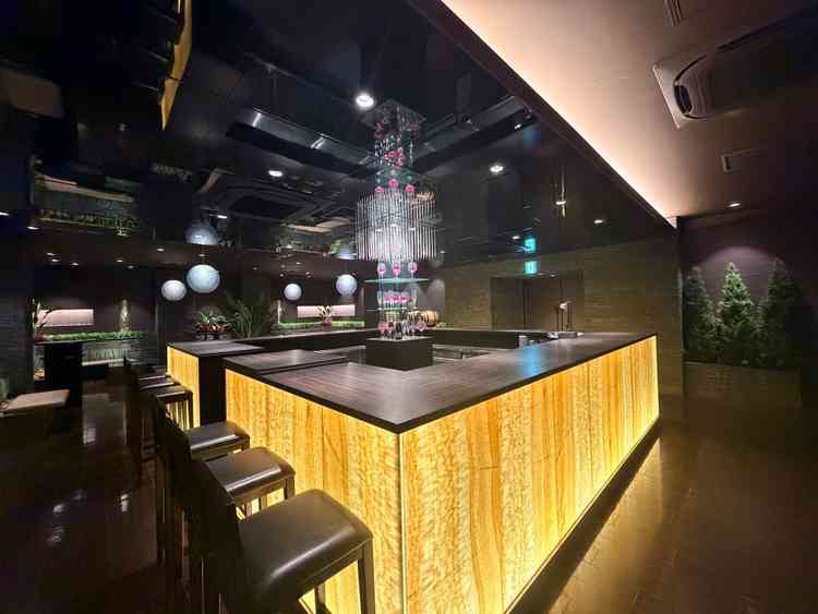 ゲストの待合スペース。シックな雰囲気で挙式会場の雰囲気とは異なる。